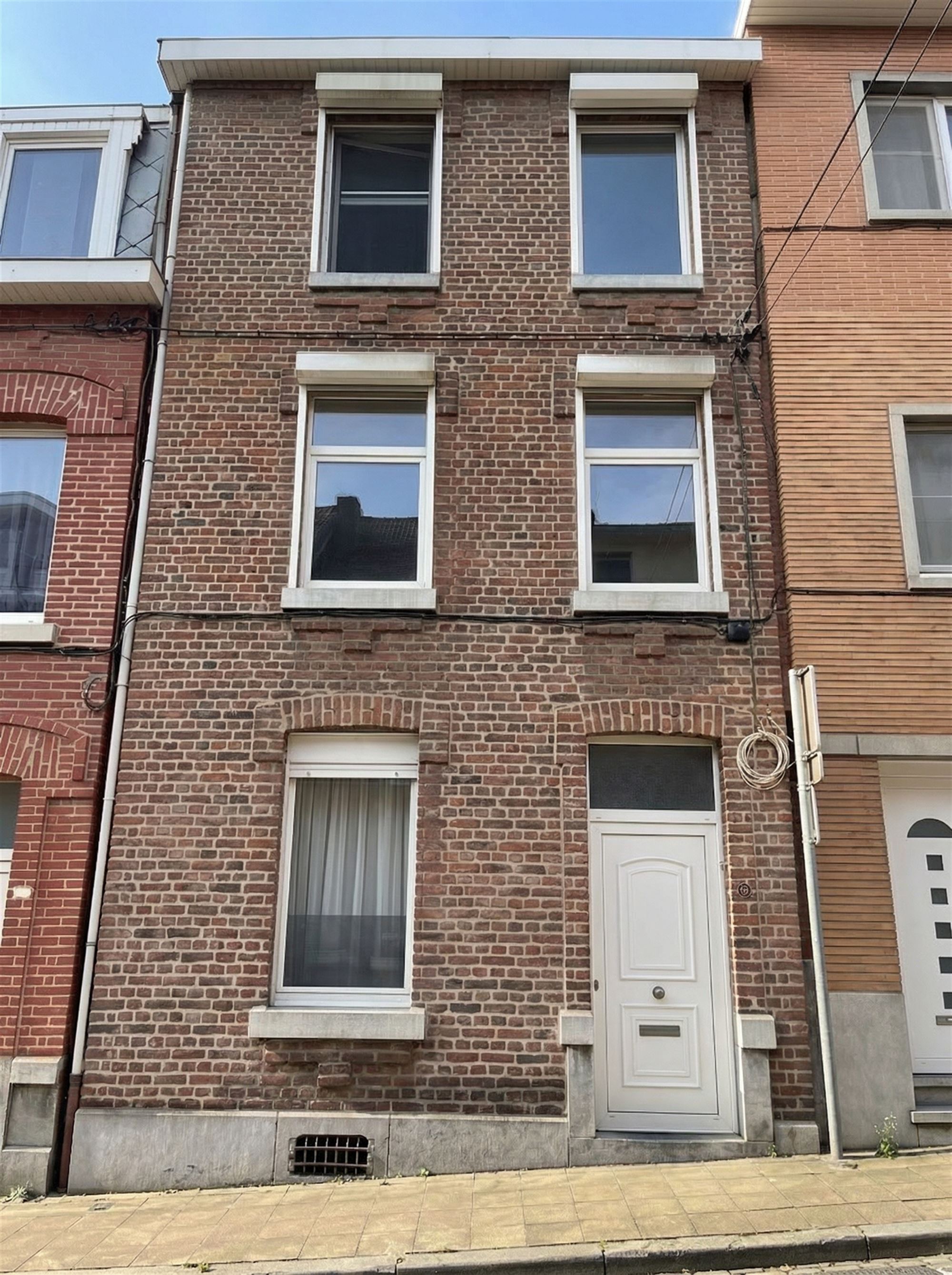 Maison familiale avec cour, 3 chambres , véranda et annexe