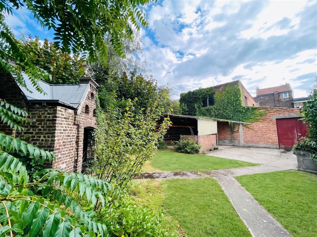 Immeuble mixte avec un appart, des bureaux et des entrepôts
