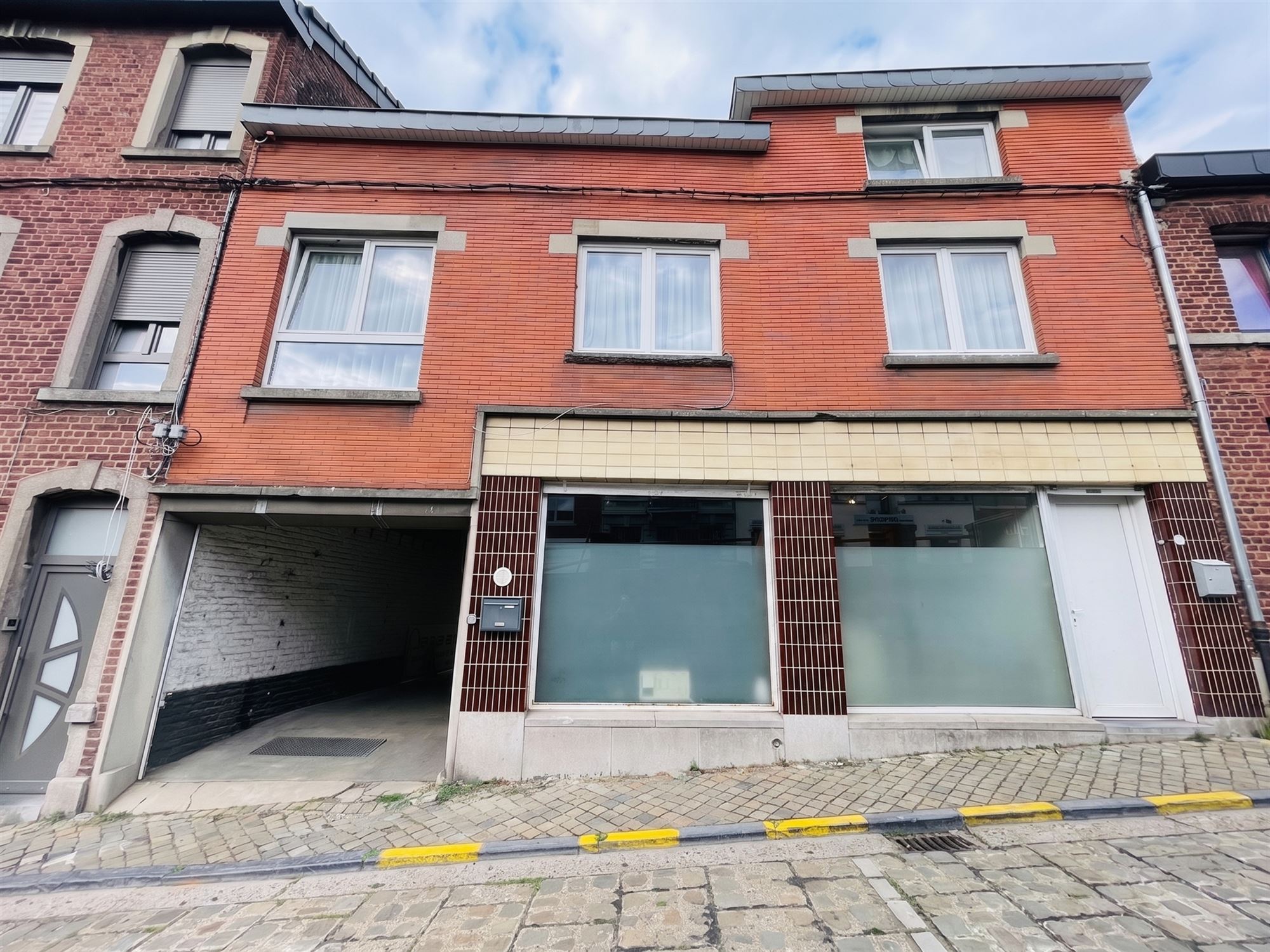 Immeuble mixte avec un appart, des bureaux et des entrepôts