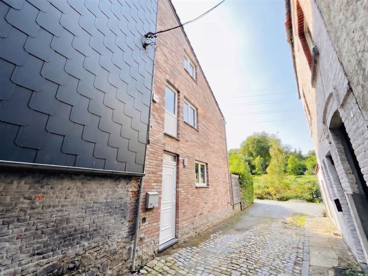 en retrait aux abords espaces verts maison 2 ch récente