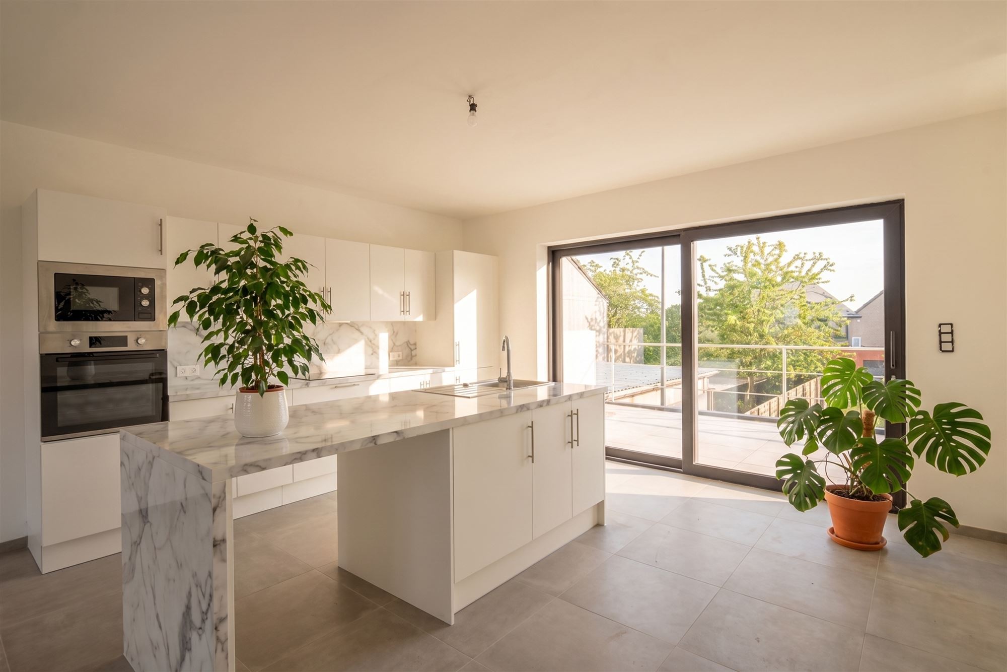 Maison neuve trois chambres avec garage et jardin