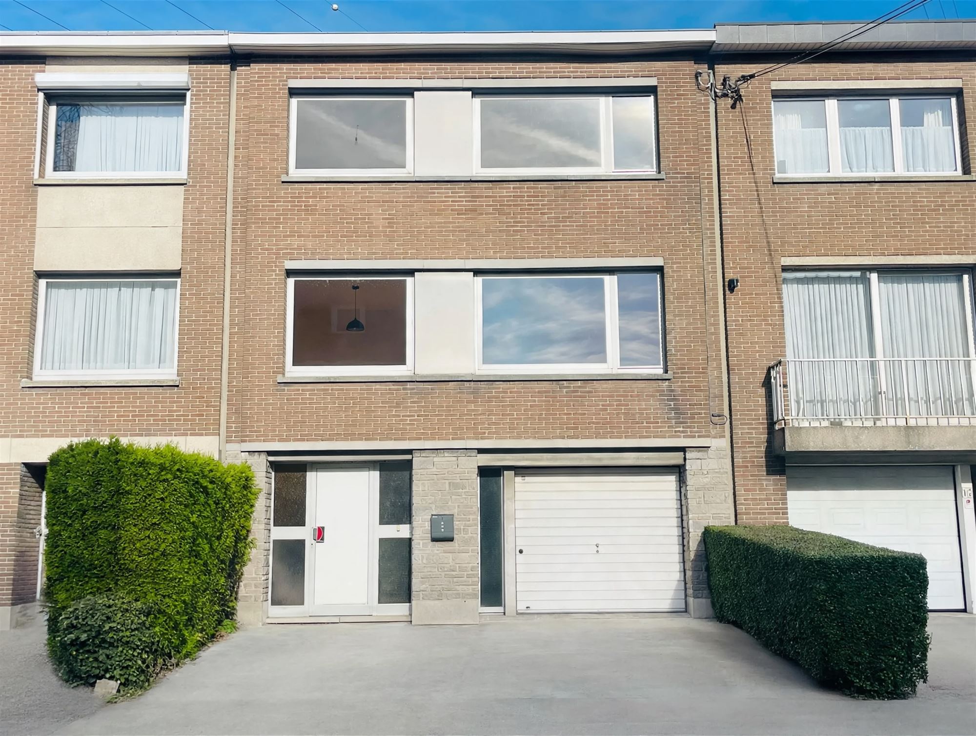 Immeuble en bel-étage avec 3 chambres, garage et jardin.