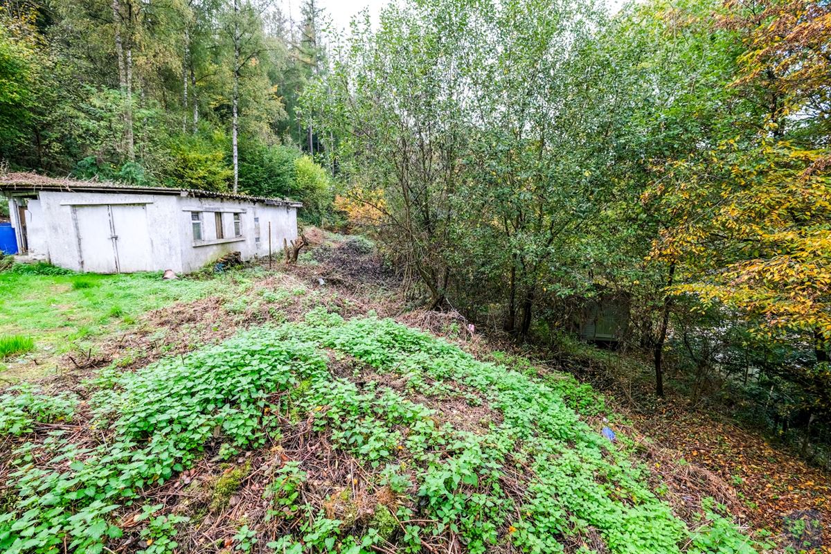 Sur terrain de 7000m2, une maison avec dépendances à rénover