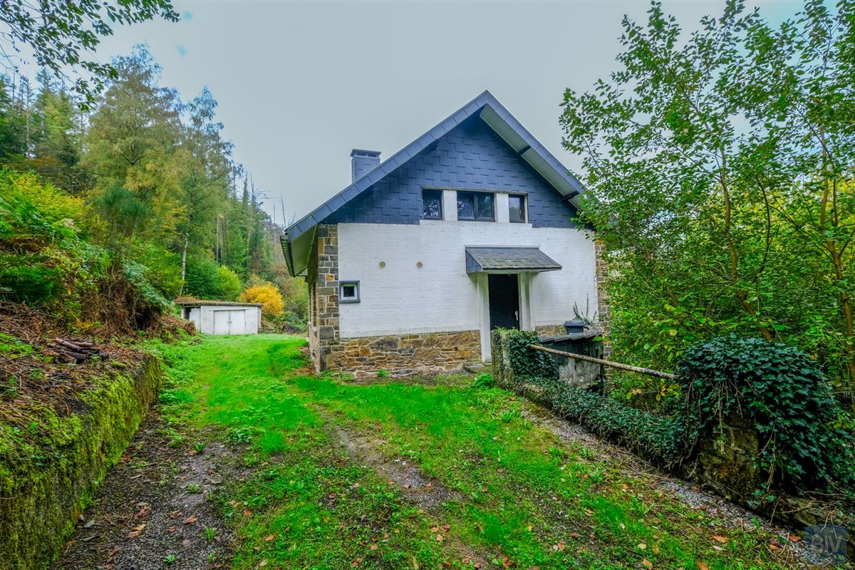Sur terrain de 7000m2, une maison avec dépendances à rénover