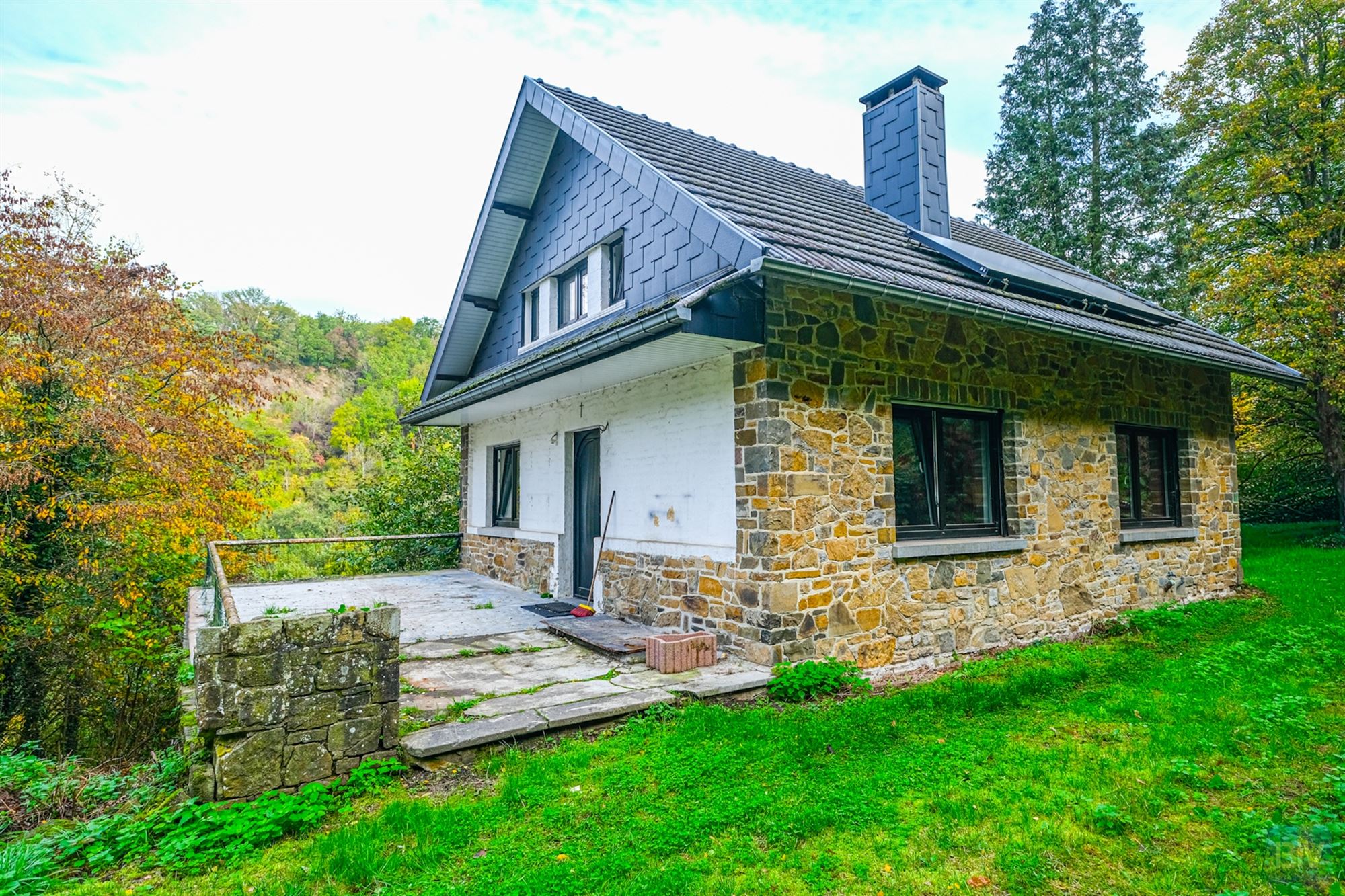 Sur terrain de 7000m2, une maison avec dépendances à rénover