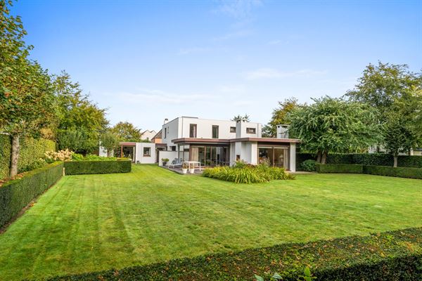 Timeless architectural villa with beautiful south-facing garden