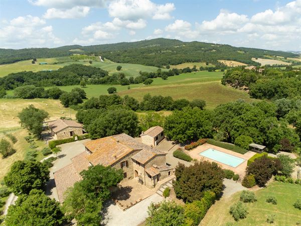 Panoramic country house Belvedere with outbuildings in prime location in Siena
