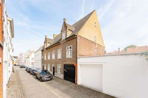  Stately townhouse with garage and large city garden near the beautiful Astrid Park