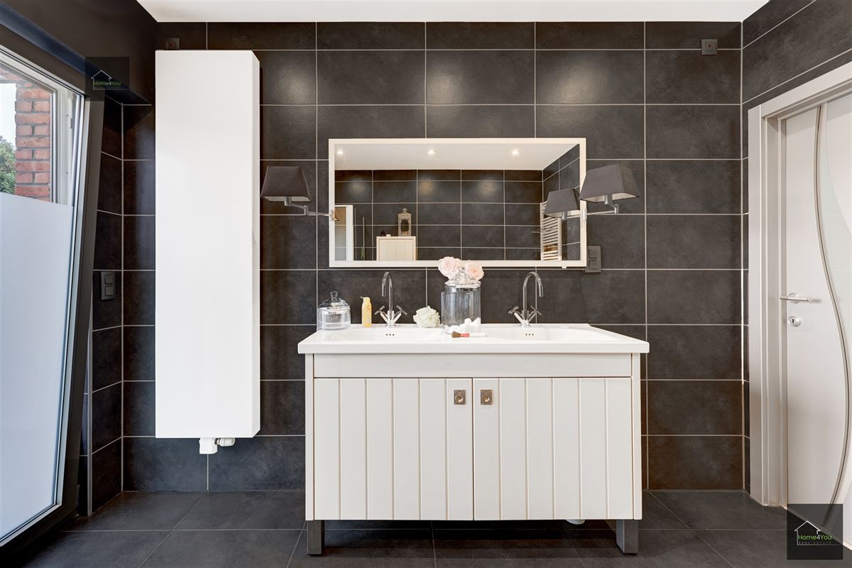 Ruime gezinswoning met verwarmd zwembad