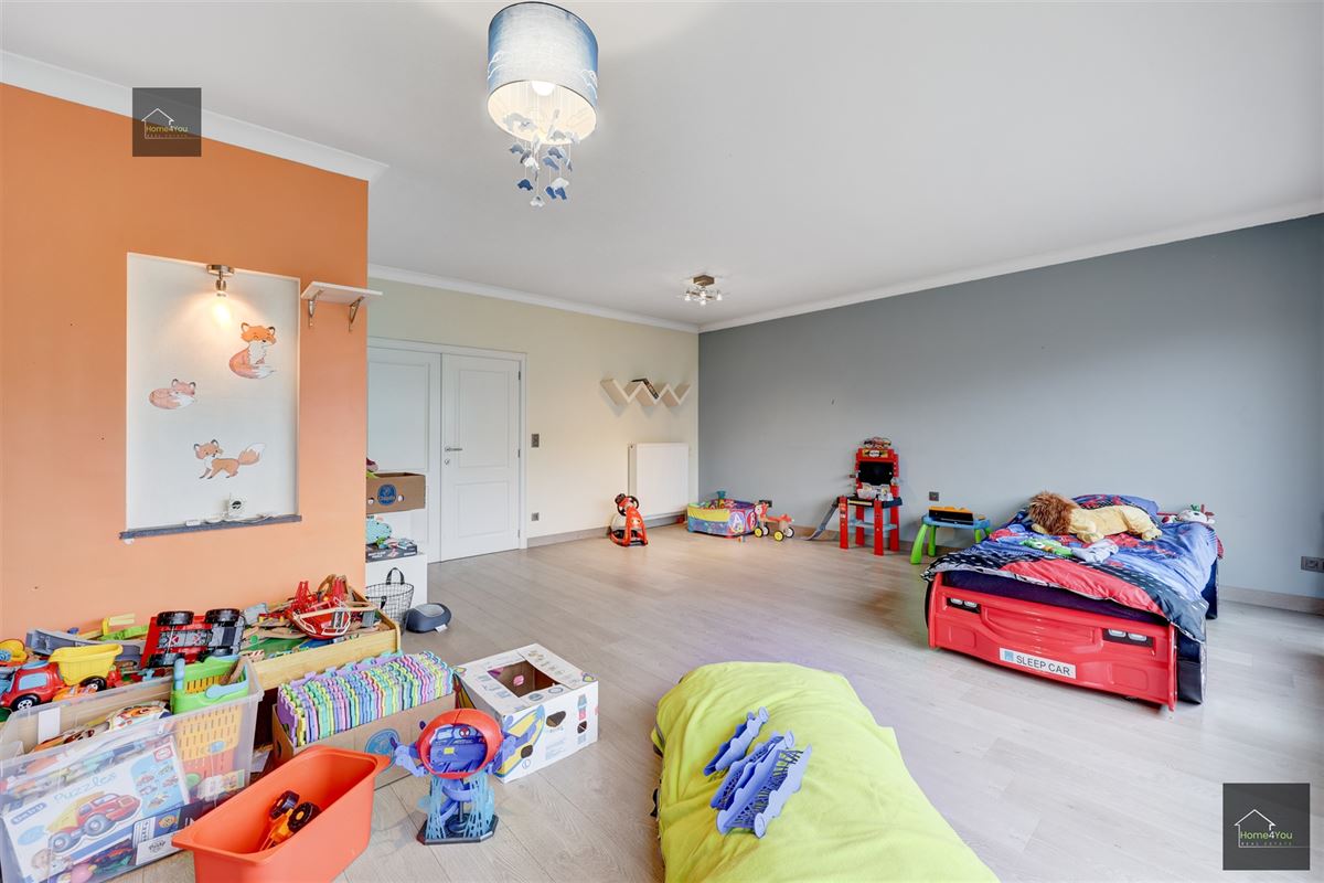 Ruime gezinswoning met verwarmd zwembad