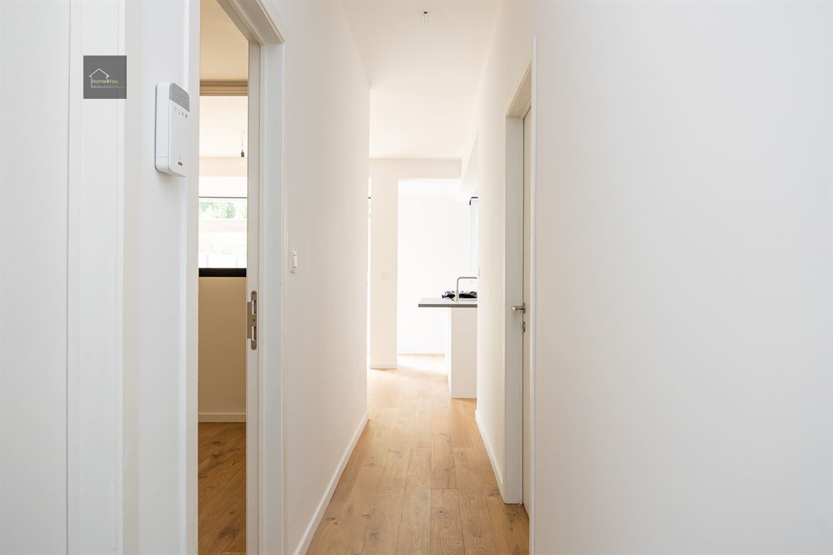 Volledig gerenoveerd gelijkvloers appartement met grote tuin