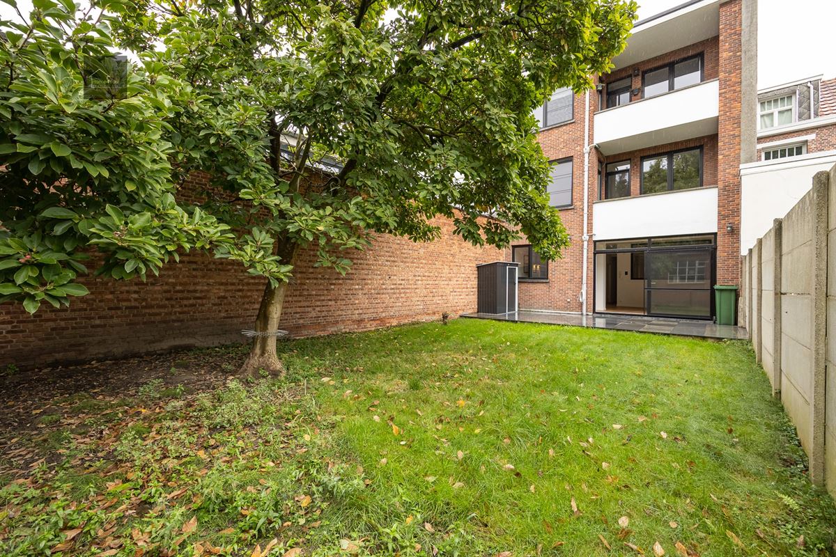 Volledig gerenoveerd gelijkvloers appartement met grote tuin