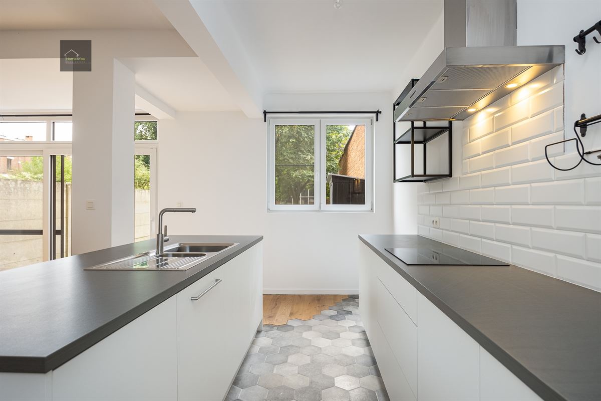 Volledig gerenoveerd gelijkvloers appartement met grote tuin