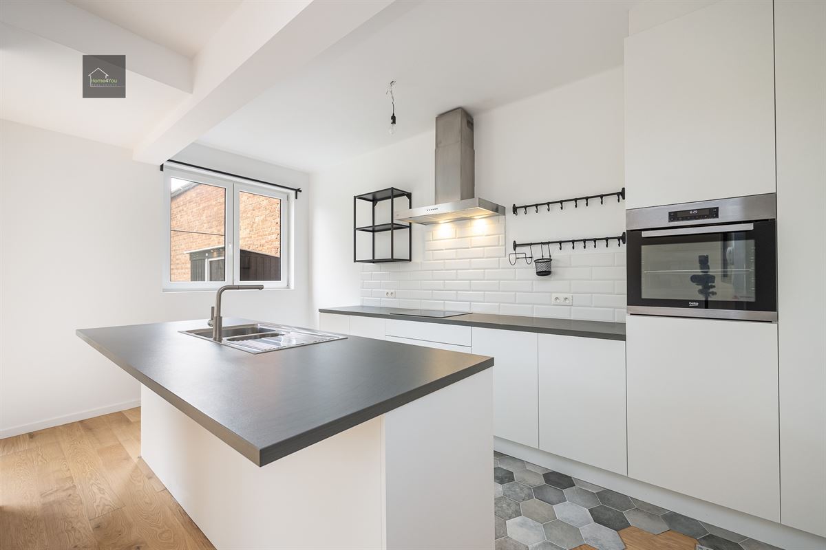 Volledig gerenoveerd gelijkvloers appartement met grote tuin