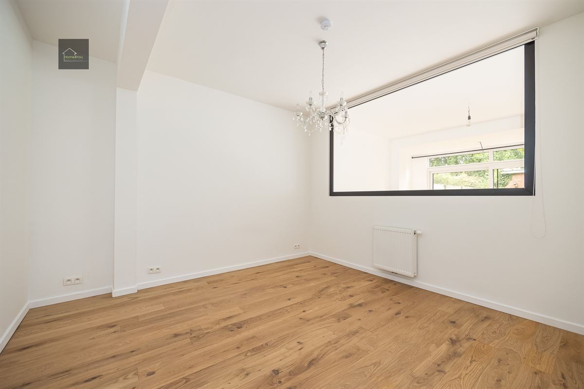 Volledig gerenoveerd gelijkvloers appartement met grote tuin