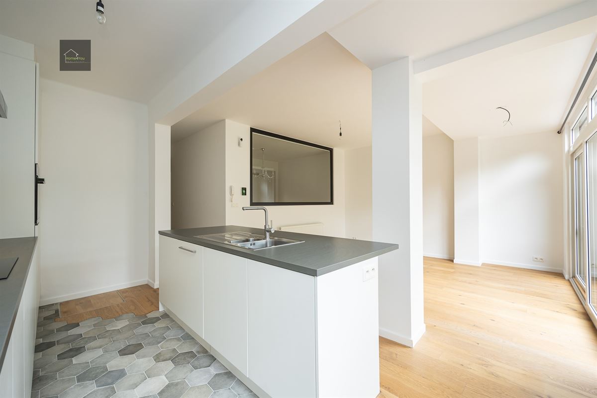 Volledig gerenoveerd gelijkvloers appartement met grote tuin