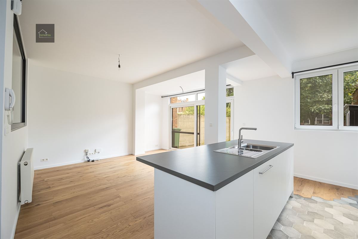 Volledig gerenoveerd gelijkvloers appartement met grote tuin