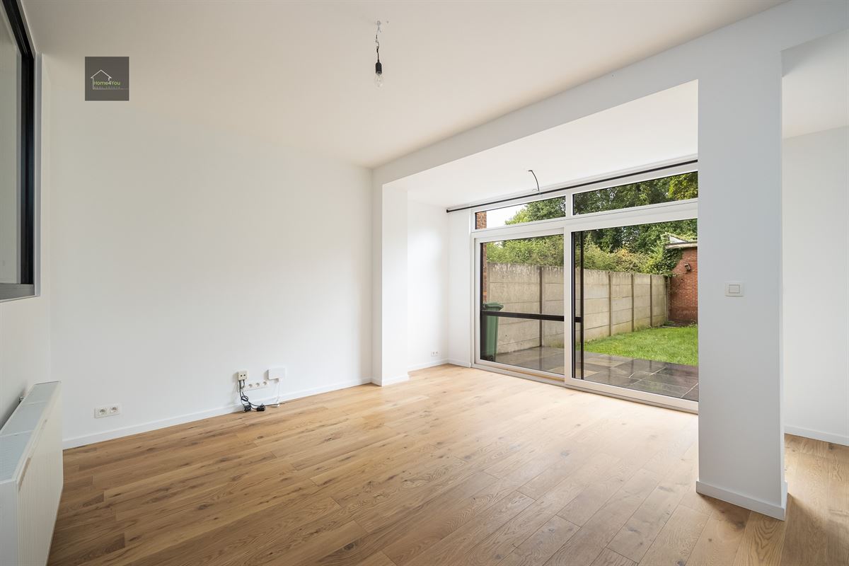Volledig gerenoveerd gelijkvloers appartement met grote tuin