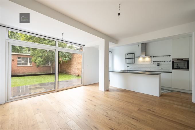 Volledig gerenoveerd gelijkvloers appartement met grote tuin