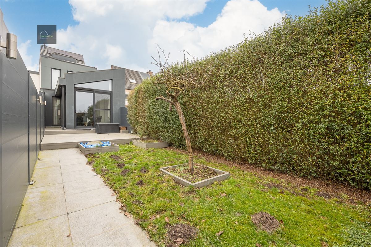 Gerenoveerde en instapklare woning met garage en zonnige tuin