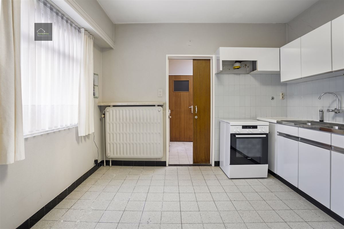 Enorme rijwoning met dubbele garage, atelier, en apart verhuurbaar appartement. 