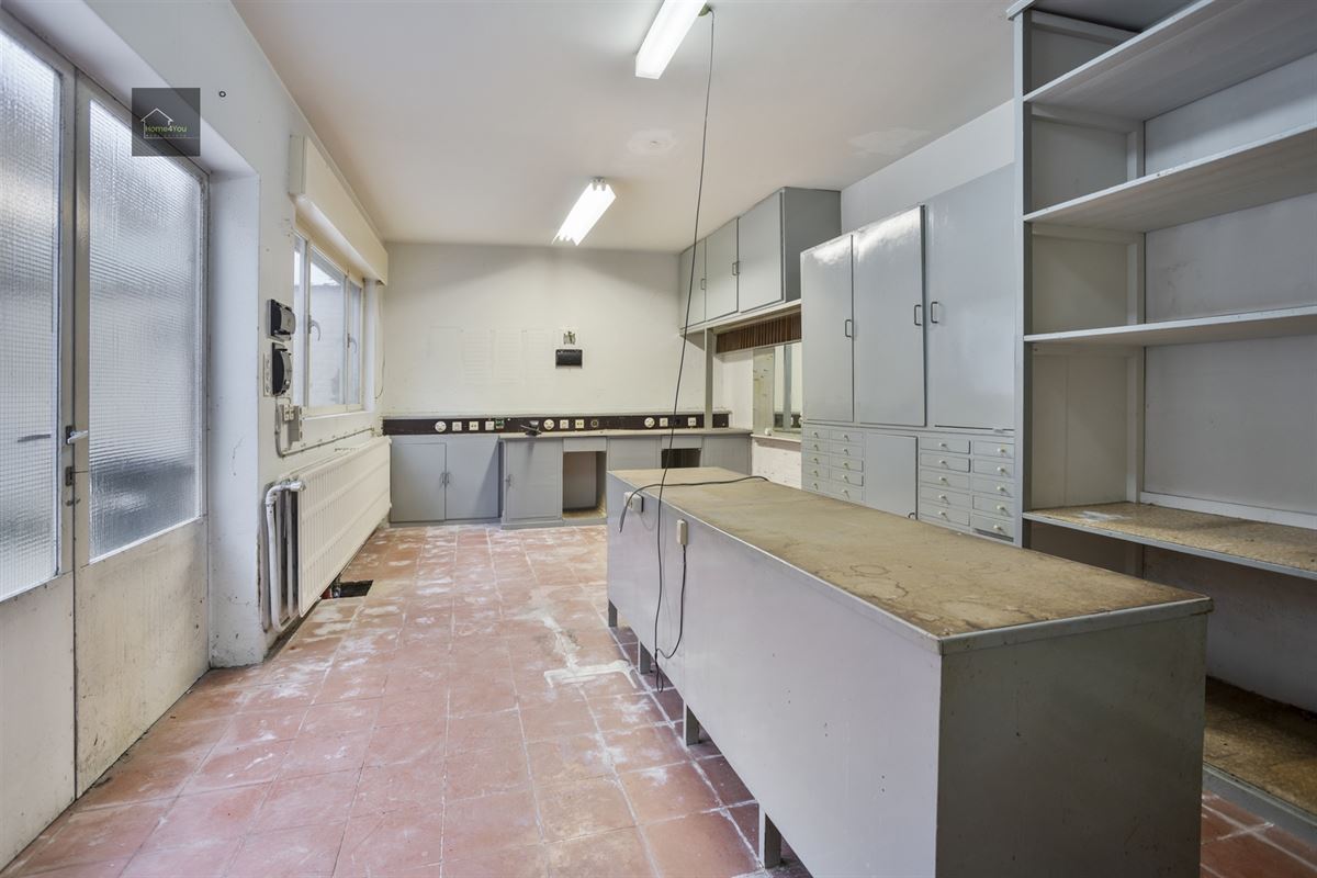 Enorme rijwoning met dubbele garage, atelier, en apart verhuurbaar appartement. 