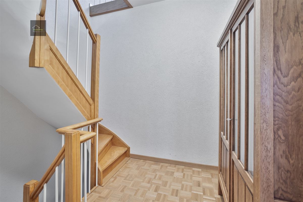 Enorme rijwoning met dubbele garage, atelier, en apart verhuurbaar appartement. 