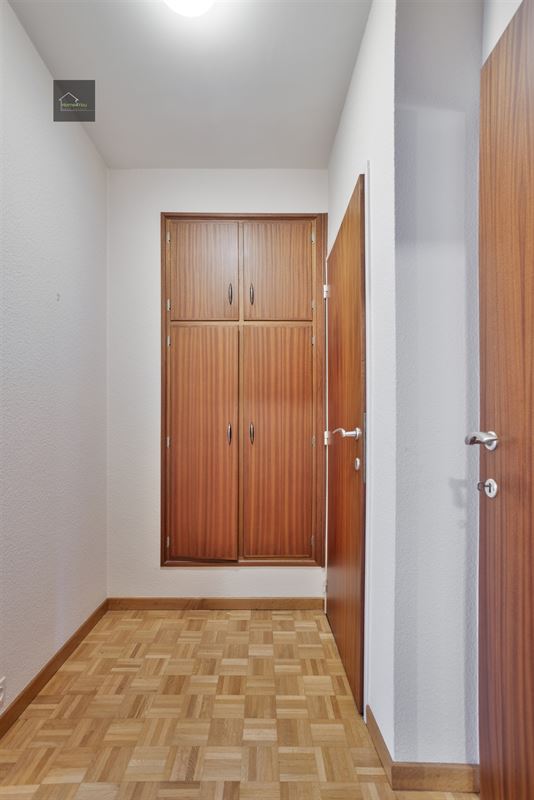 Enorme rijwoning met dubbele garage, atelier, en apart verhuurbaar appartement. 