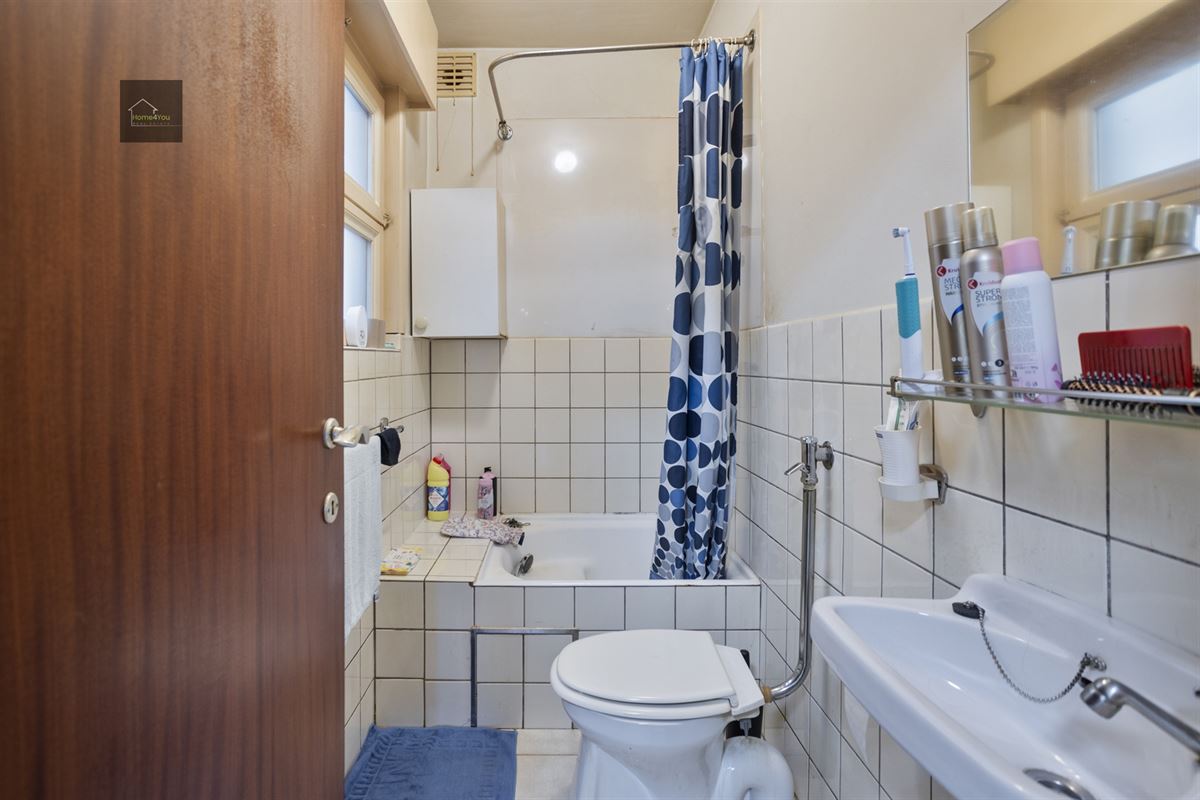 Enorme rijwoning met dubbele garage, atelier, en apart verhuurbaar appartement. 