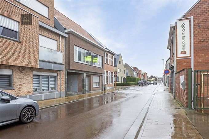 Enorme rijwoning met dubbele garage, atelier, en apart verhuurbaar appartement.