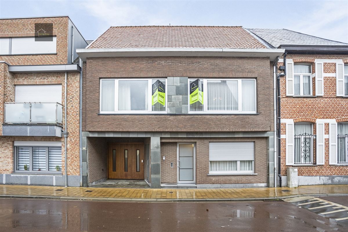 Enorme rijwoning met dubbele garage, atelier, en apart verhuurbaar appartement. 