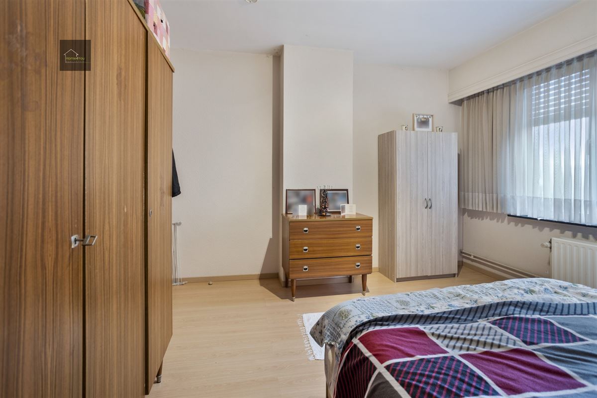 Enorme rijwoning met dubbele garage, atelier, en apart verhuurbaar appartement. 