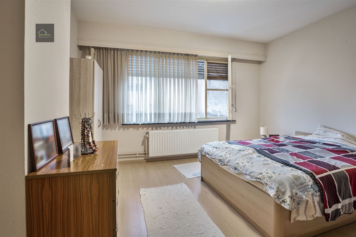 Enorme rijwoning met dubbele garage, atelier, en apart verhuurbaar appartement. 
