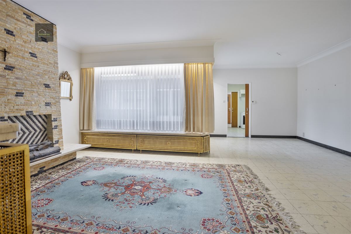 Enorme rijwoning met dubbele garage, atelier, en apart verhuurbaar appartement. 
