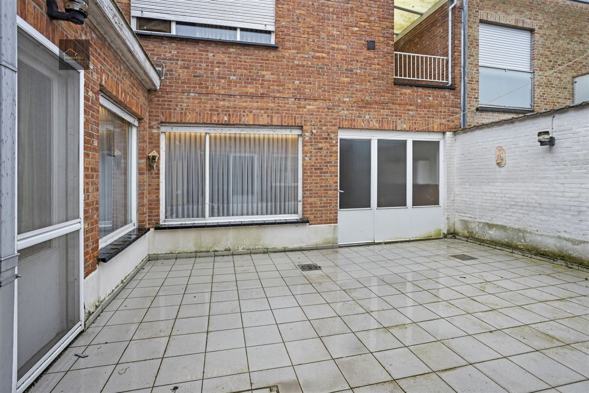 Enorme rijwoning met dubbele garage, atelier, en apart verhuurbaar appartement. 