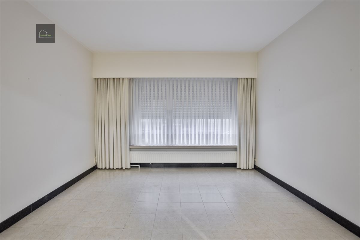 Enorme rijwoning met dubbele garage, atelier, en apart verhuurbaar appartement. 