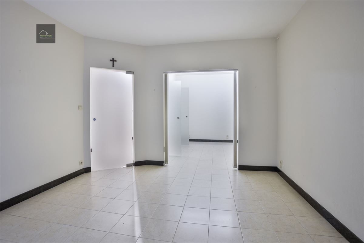 Enorme rijwoning met dubbele garage, atelier, en apart verhuurbaar appartement. 