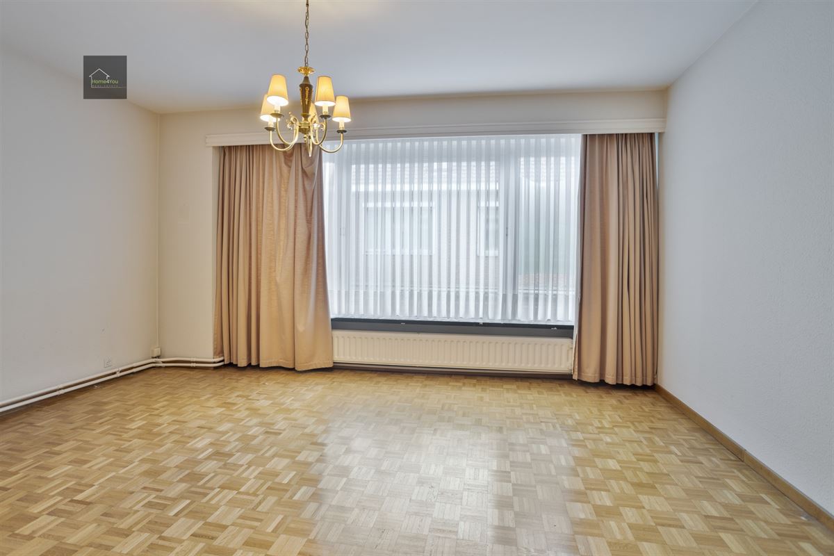 Enorme rijwoning met dubbele garage, atelier, en apart verhuurbaar appartement. 