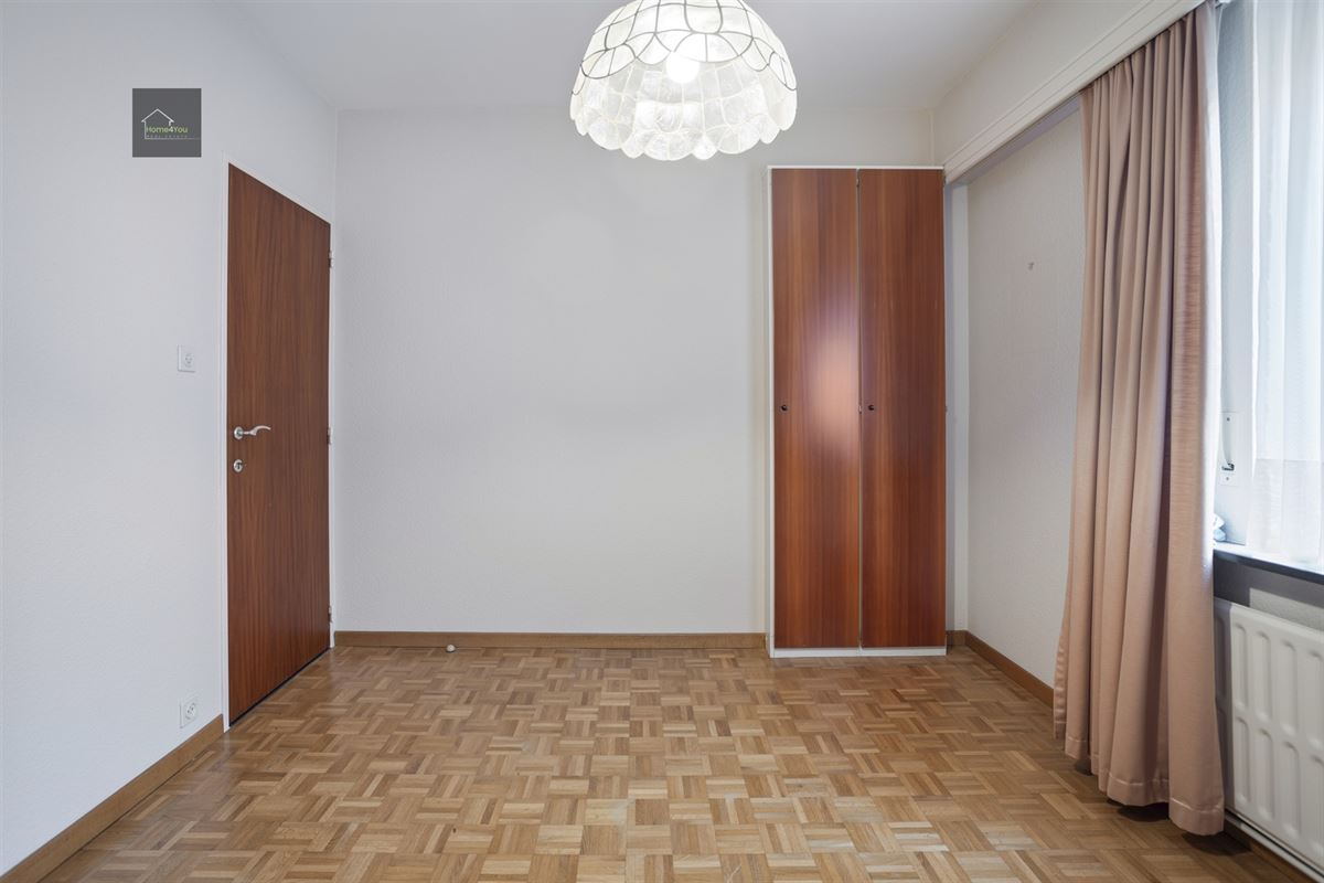 Enorme rijwoning met dubbele garage, atelier, en apart verhuurbaar appartement. 