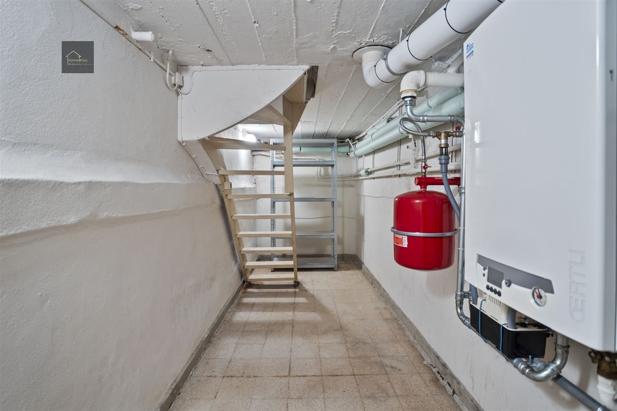 Enorme rijwoning met dubbele garage, atelier, en apart verhuurbaar appartement. 