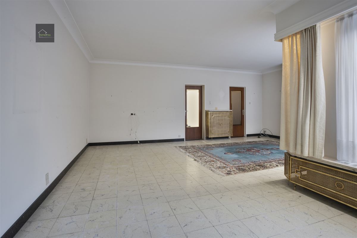 Enorme rijwoning met dubbele garage, atelier, en apart verhuurbaar appartement. 