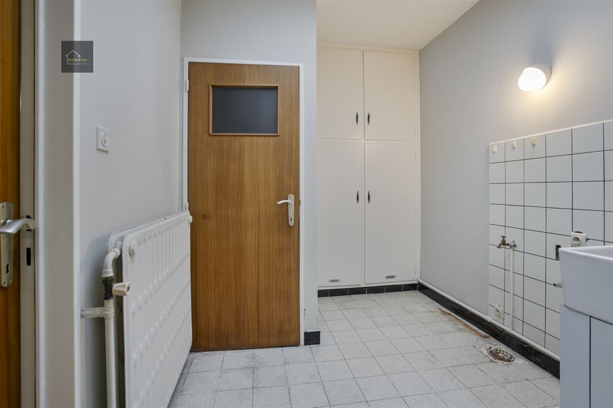Enorme rijwoning met dubbele garage, atelier, en apart verhuurbaar appartement. 