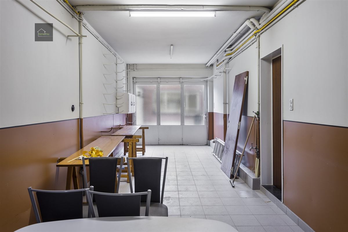 Enorme rijwoning met dubbele garage, atelier, en apart verhuurbaar appartement. 