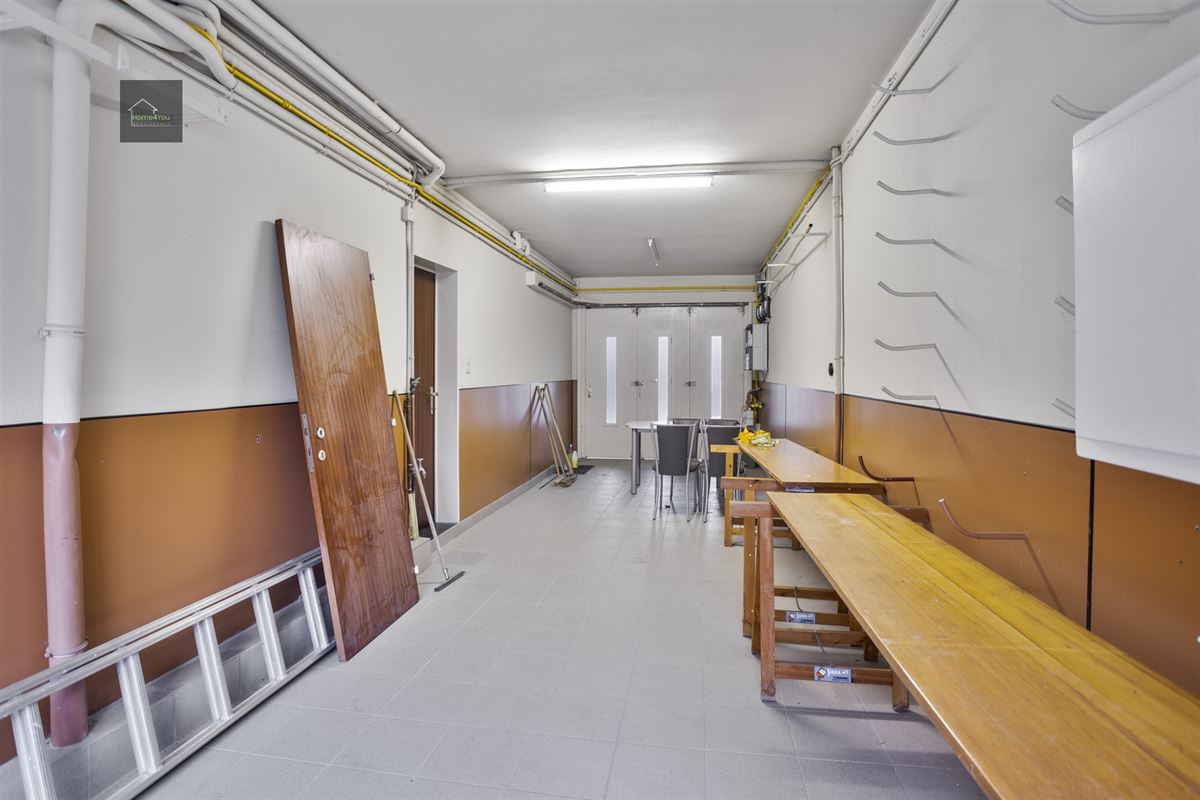 Enorme rijwoning met dubbele garage, atelier, en apart verhuurbaar appartement. 