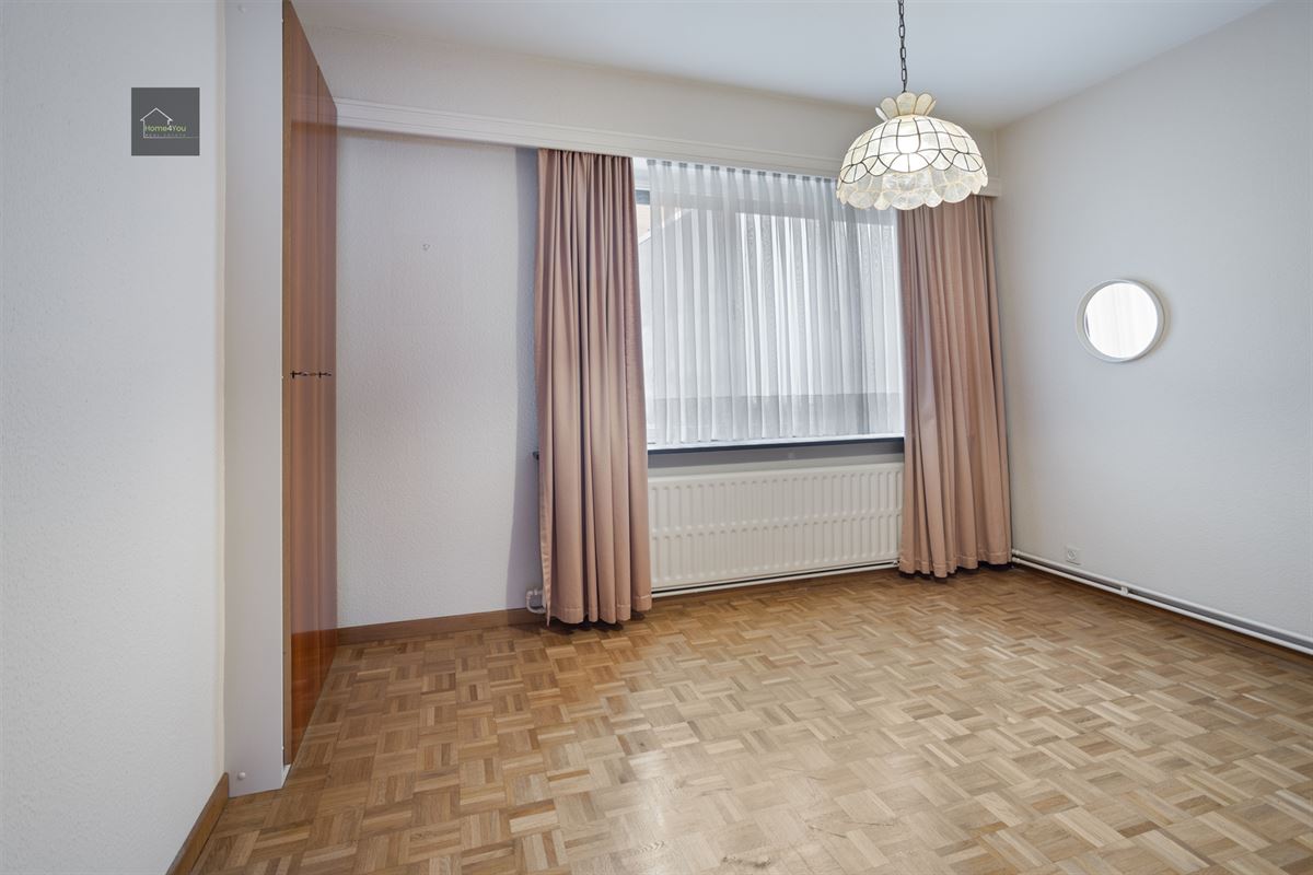 Enorme rijwoning met dubbele garage, atelier, en apart verhuurbaar appartement. 