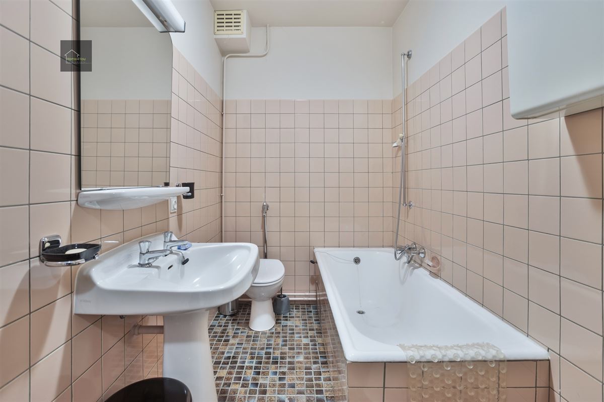 Enorme rijwoning met dubbele garage, atelier, en apart verhuurbaar appartement. 