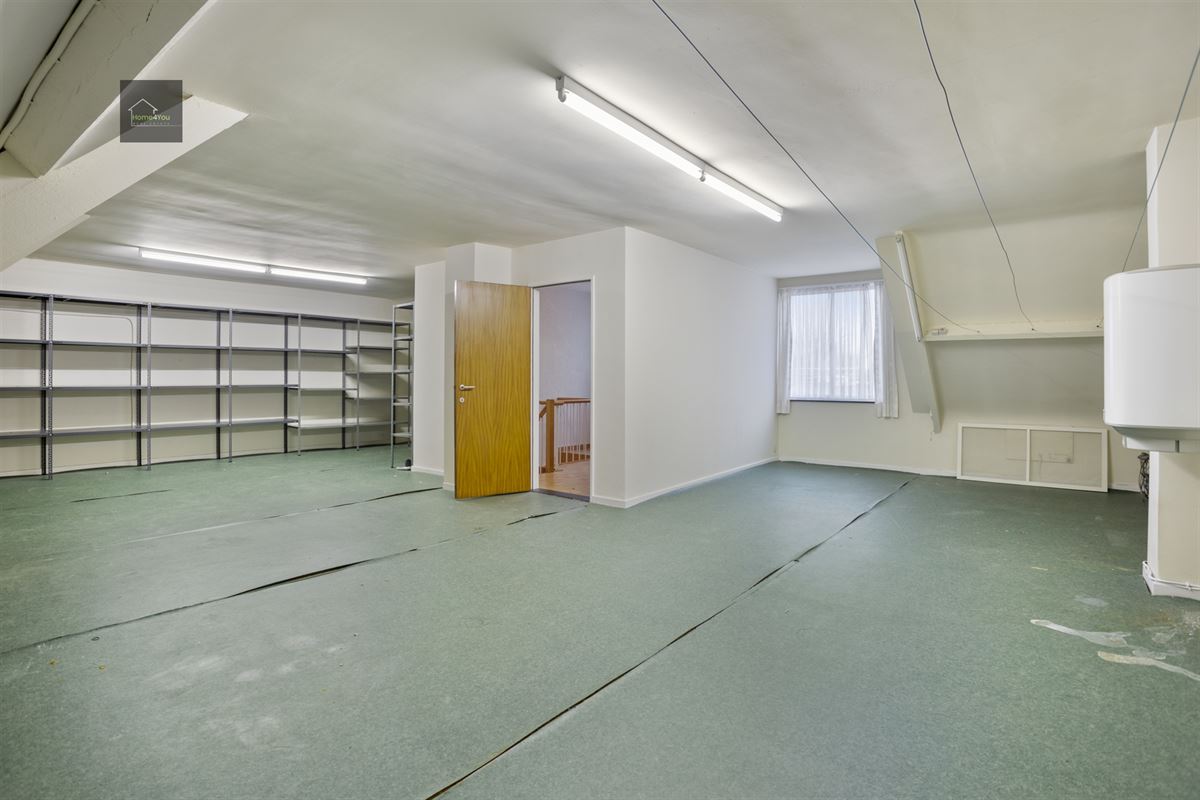 Enorme rijwoning met dubbele garage, atelier, en apart verhuurbaar appartement. 