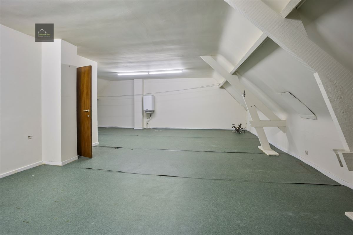 Enorme rijwoning met dubbele garage, atelier, en apart verhuurbaar appartement. 