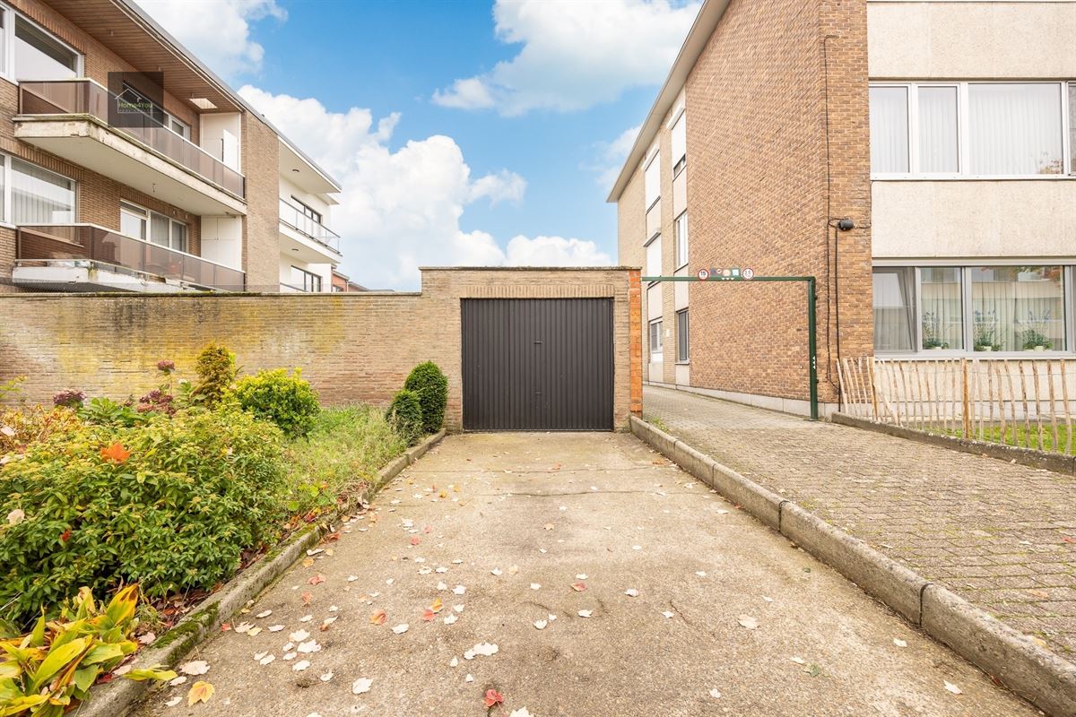 Gerenoveerd gelijkvloers appartement met tuin en garagebox