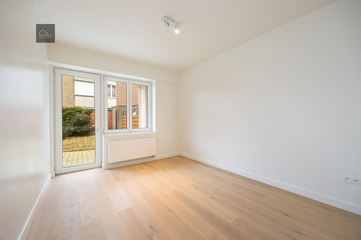 Gerenoveerd gelijkvloers appartement met tuin en garagebox